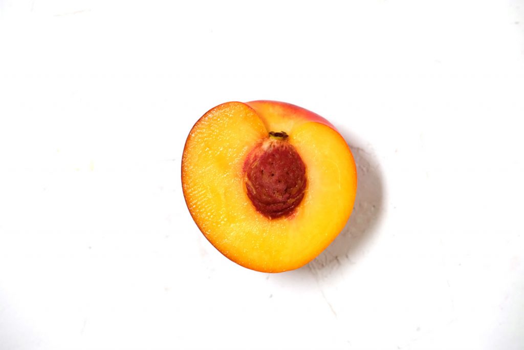 עוגת נקטרינות טבעונית 