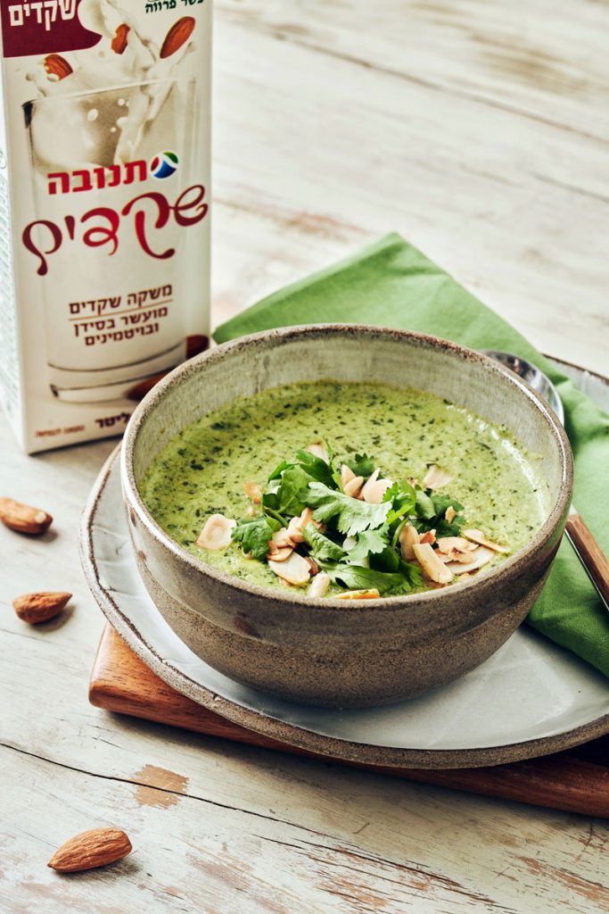 מרק ברוקולי, אפונה ושקדים